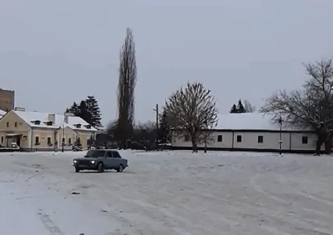 Екстрим по-луцьки: на площі перед замком дрифтували «жигулі» (відео)