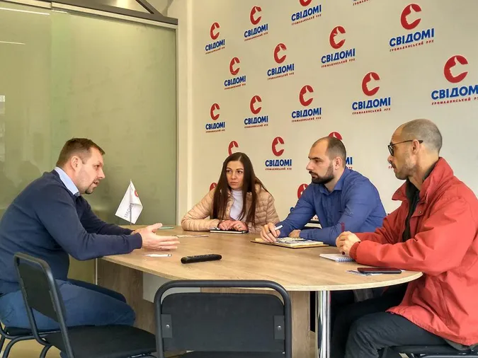 Луцька інформкампанія «Голосуй свідомо» зацікавила міжнародних спостерігачів (фото)
