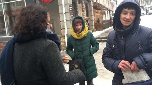«Своїх не здаєм»: «агітаторка» в Луцьку роздавала підозрілу пресу (фото, відео)