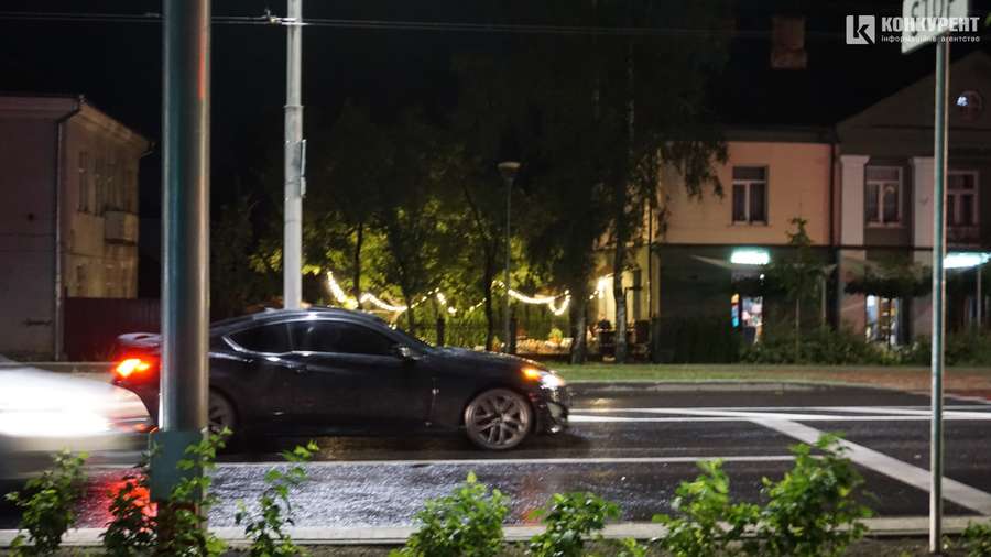 Калюжі, машини і світлофори: Луцьк після дощу (фото)