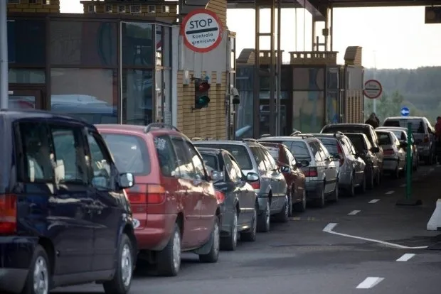 Польща просить Україну навести лад із «транзитними» автівками на кордонах 
