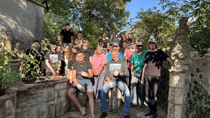 У Луцьку навели лад біля будинку скульптора Голованя (фото)