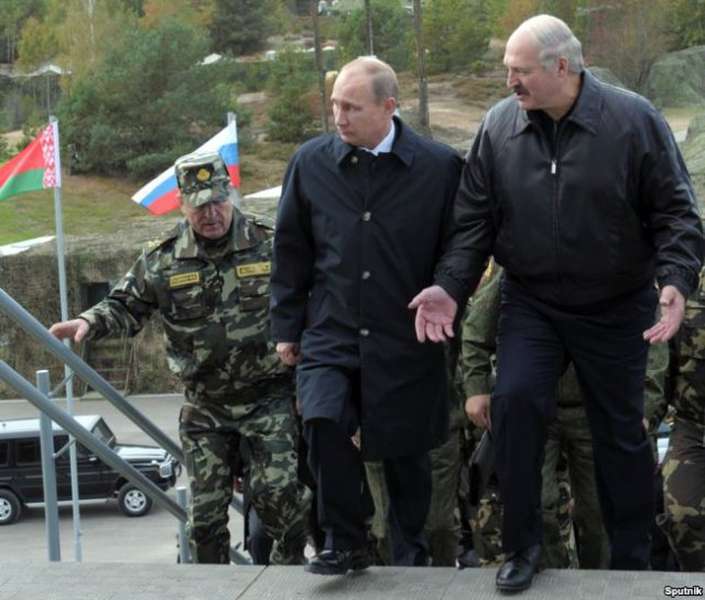 Президент Білорусі Олександр Лукашенко (праворуч) і президент Росії Володимир Путін під час спільних навчань «Захід-2013» 