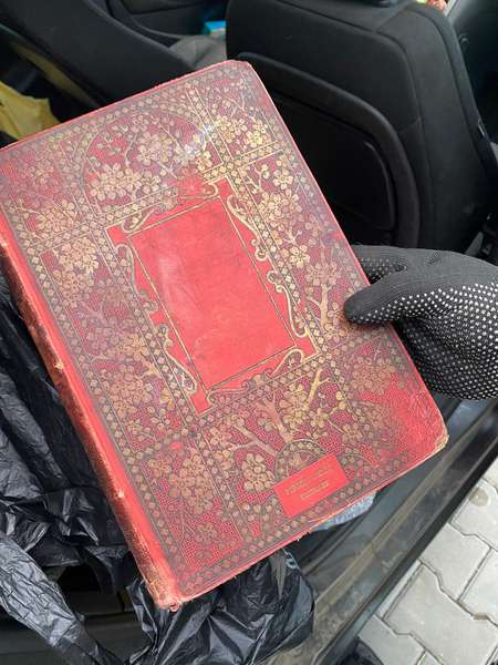 76-річний іноземець намагався вивезти з України старовинну книгу та картину (фото)
