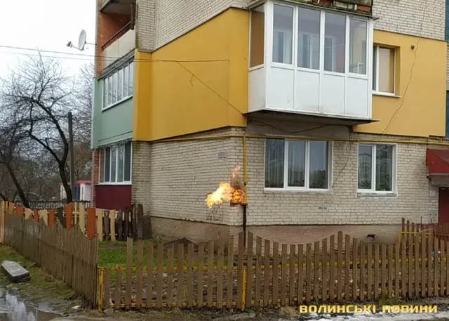 «Виходиш з під'їзду, а там горить», – у Гіркій Полонці горів газопровід на багатоквартирному будинку (відео)