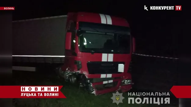 Біля Луцька – смертельна аварія: легковик в'їхав у вантажівку (фото, відео)