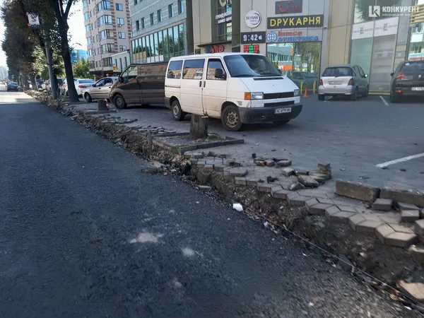 Асфальт та трохи хаосу: що коїться на проспекті Волі у Луцьку (фото, відео)