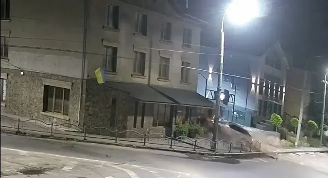 На шаленій швидкості: показали, як Mercedes таранить піцерію (відео)
