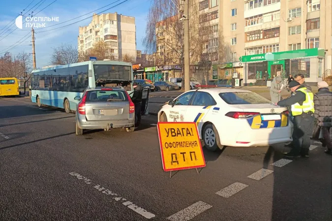 Біля «Там-Таму» легковик влупився в рейсовий автобус (фото)