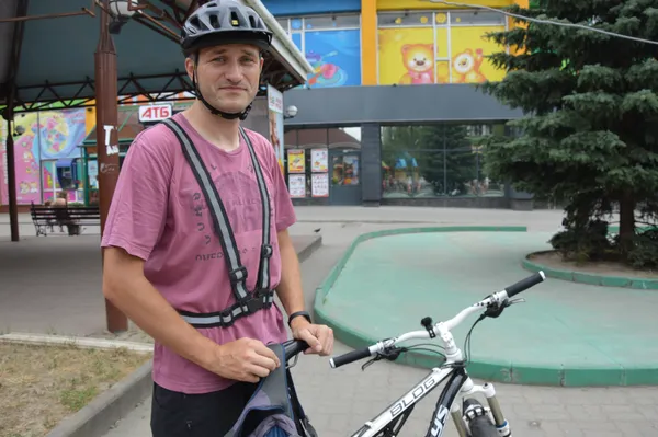Світловідбиваючий жилет - обов'язкова річ для безпеки на дорозі у темну пору чи сутінки