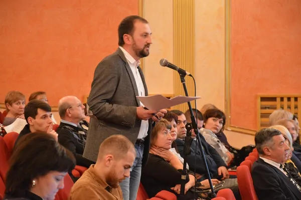 Експерт  Волинського центру розвитку урядування  екс-заступник міського голови Луцька Тарас Яковлев виходив до мікрофона не один раз. Навіть не два