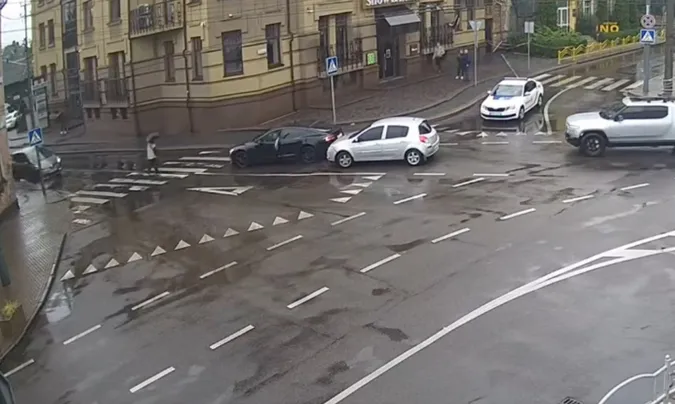 У Луцьку «рено» влетіло у дорогущу «теслу» (відео)