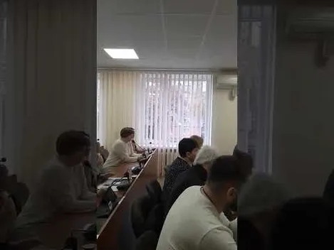 Щоб «пиляли» бюджет: у Ковелі депутат подарував владі локшину і пилку (відео)