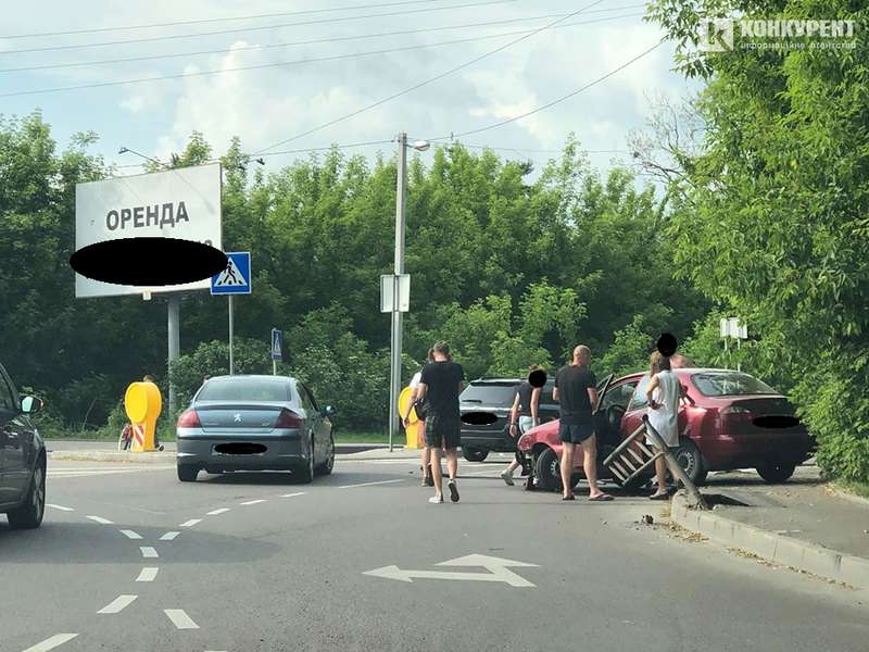 У Луцьку на кільці Набережна-Шевченка авто знесло огорожу (фото)