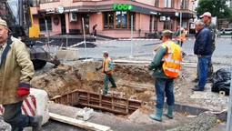 На Огієнка-Шопена обвалилася каналізаційна труба: роботи триватимуть кілька днів