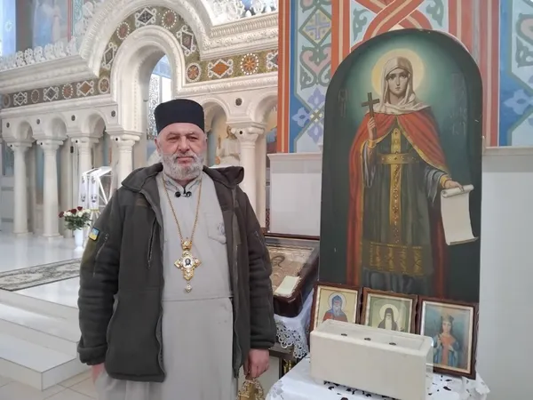 Ковчег для мощей виготовлений із мармуру ідентичного тому, що використаний у базиліці міста Барі, де спочивають мощі святителя Миколая