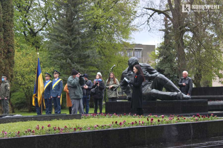 У Луцьку поклали квіти до пам'ятника невідомому солдату (фото)