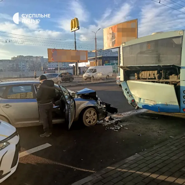 Біля «Там-Таму» легковик влупився в рейсовий автобус (фото)
