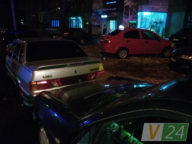 У Луцьку біля «Опери» водій протаранив п'ять автомобілів (фото)
