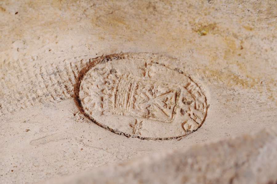 Луцький археолог показав, що знайшли під вежею Чорторийських (фото)