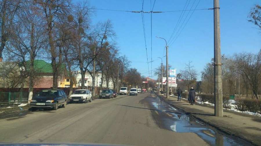 Патрульні навели лад з автомобілями біля ринку і ЦНАПу в Луцьку (фото) 