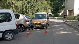 У Луцьку автомобіль збив жінку на тротуарі та розчовп припарковані іномарки