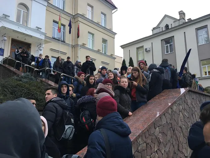 «Пустовіт, виходь!» – студенти протестують під Луцькрадою (фото, оновлюється)