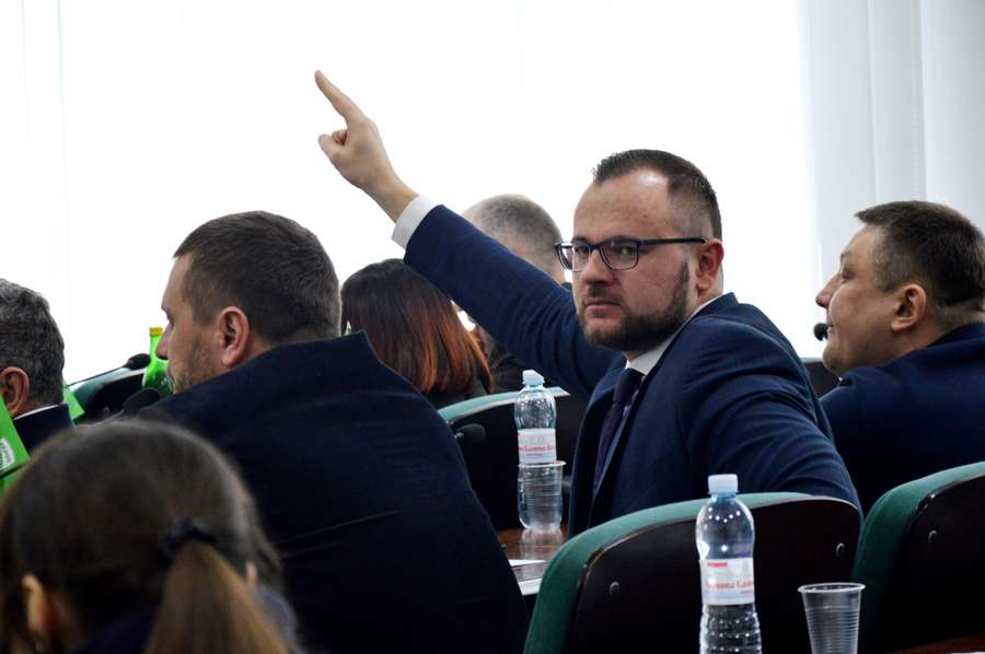 Депутат Ігор Поліщук хоче щось сказати><span class=