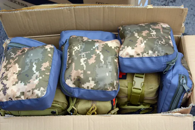 З Волині на передову військовим передали аптечки (фото)