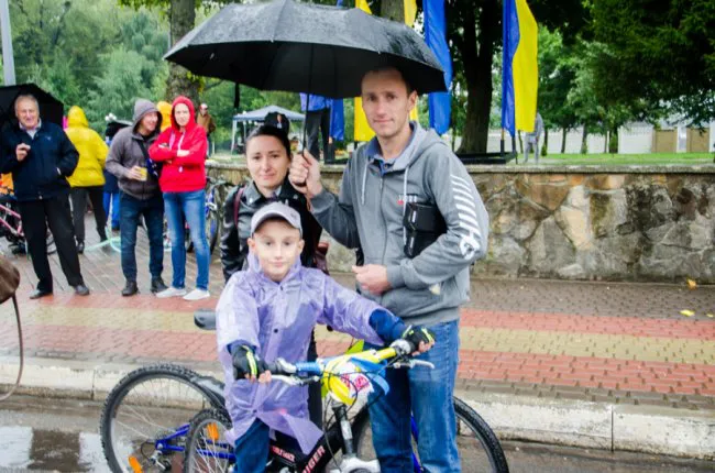 У Нововолинську під дощем відбувся патріотичний велопробіг