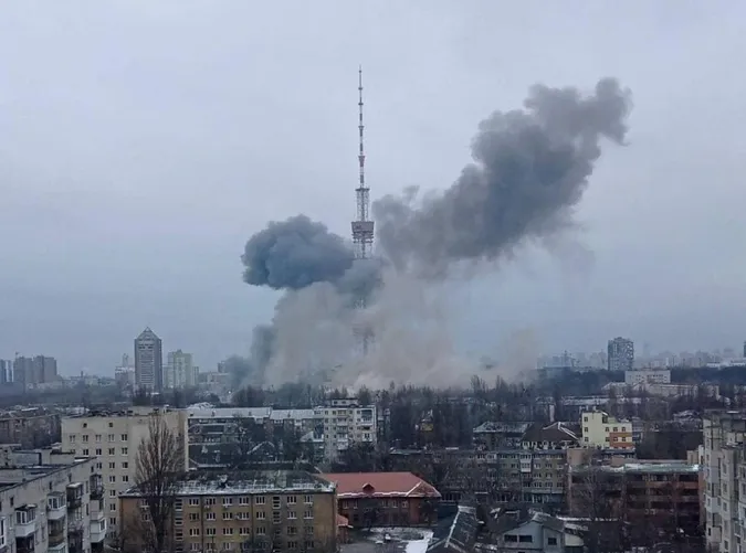 Росіяни вдарили по телевежі у Києві (фото)