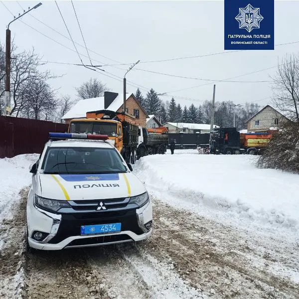 Волинські патрульні допомагають водіям під час негоди (фото)