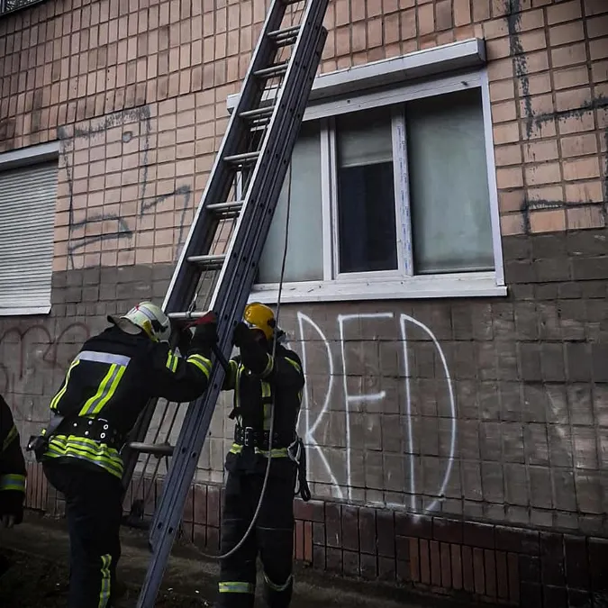 Лізли драбиною через вікно: у Луцьку рятували жінку (фото)
