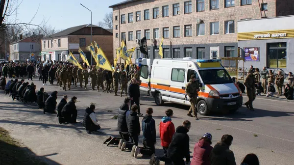 Врятована на фронті кішка Монка сиділа на труні: на Волині попрощалися з 23-річним азовцем «Фоксом» (фото)