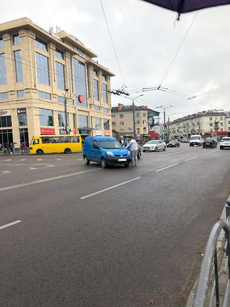 У центрі Луцька – аварія: зіткнулися дві автівки (фото)