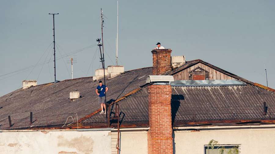 На даху, з вікон і за парканом: як лучани вболівали за ФК «Волинь» (фото)