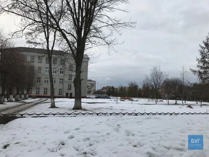 На Волині злодії вкрали частину шкільного паркану