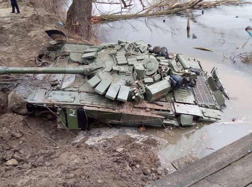 «Плавав» три тижні: на Сумщині з дна ріки підняли російський танк з екіпажем (фото)