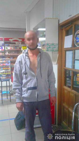 У Володимирі «на гарячому» спіймали злодія, який виносив з магазину цигарки