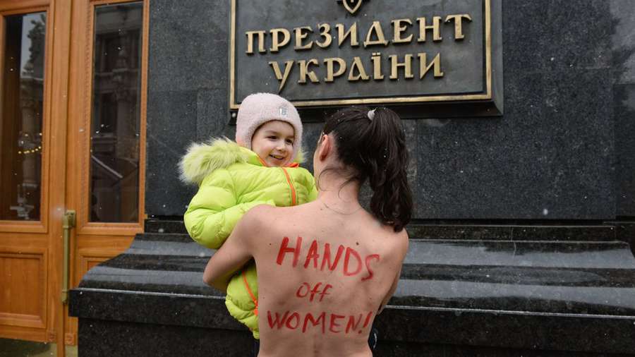 Роздягнулись догола: активістки Femen вимагали скасувати військовий облік жінок (фото)