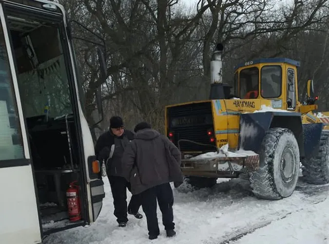 На Волині витягнути автобус зі снігу змогли лише важкою спецтехнікою (відео)