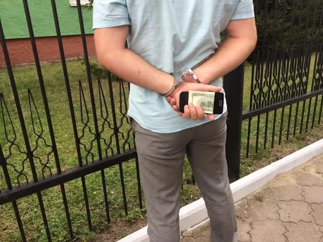 З'явилося фото й відео затримання слідчого-хабарника в Луцьку 