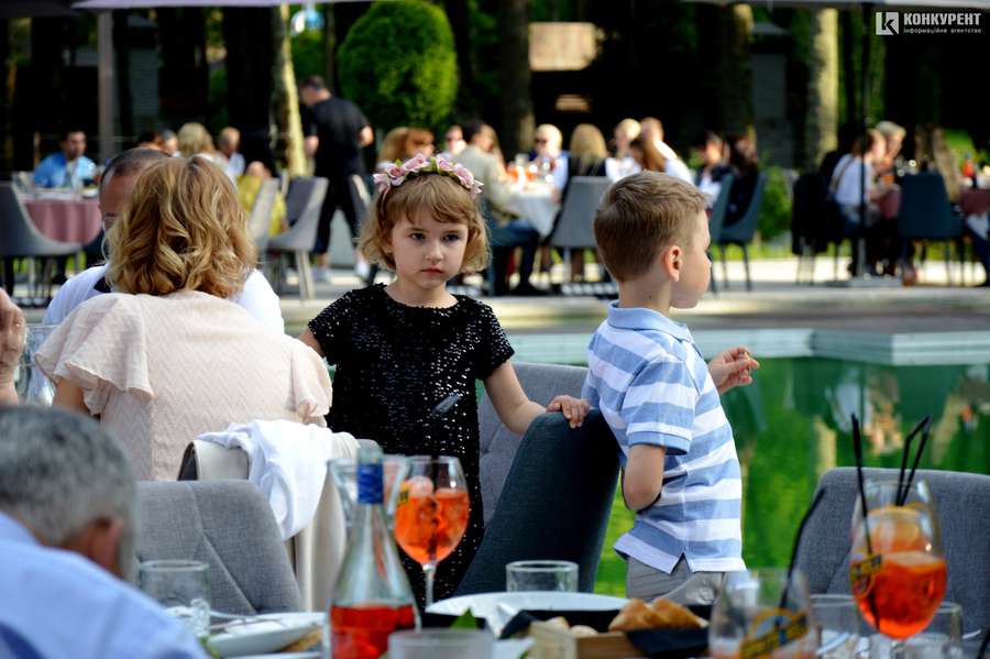 Із янголами та дітьми: якою була луцька вечірка біля басейну з Андре Таном (фото)