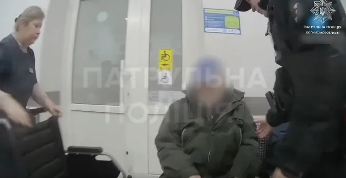 У Луцьку патрульні врятували літнього чоловіка з болем у серці (відео)