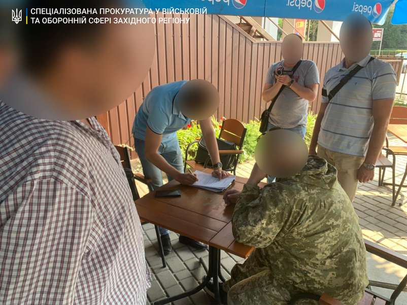 Обіцяв «відмазати» від армії: волинські правоохоронці затримали офіцера-хабарника (фото)