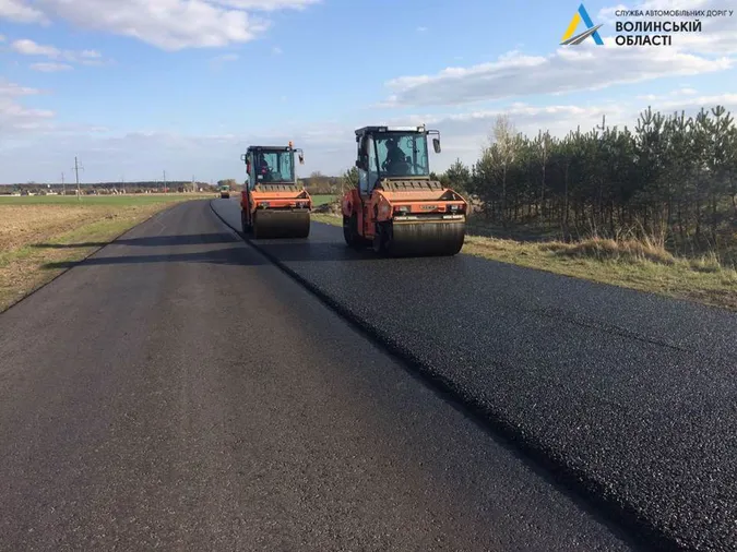 Рух транспорту обмежений: в Іваничівському районі ремонтують дорогу (фото)
