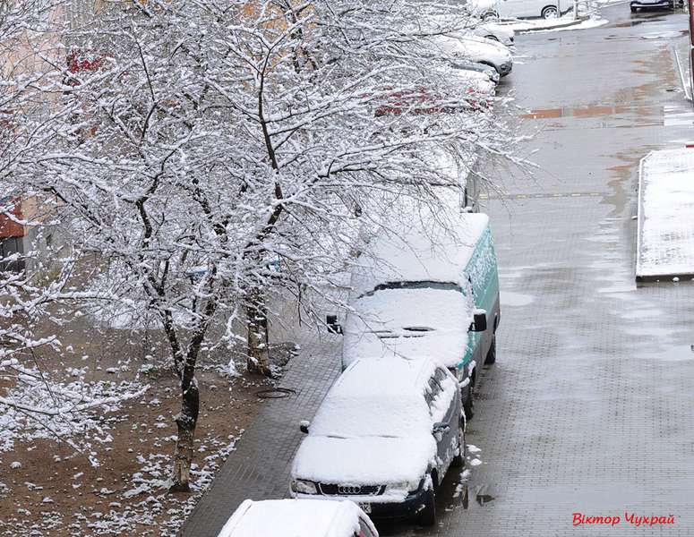 Зима у квітні: вулиці Луцька засипало снігом (фото)
