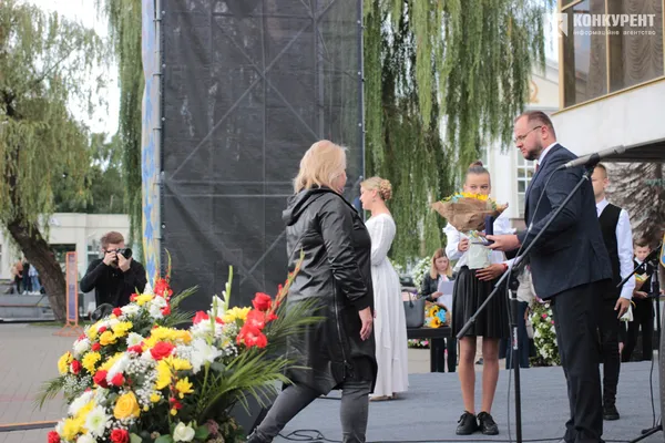 Квіти і класична музика: у центрі Луцька почали святкування Дня міста (фото)