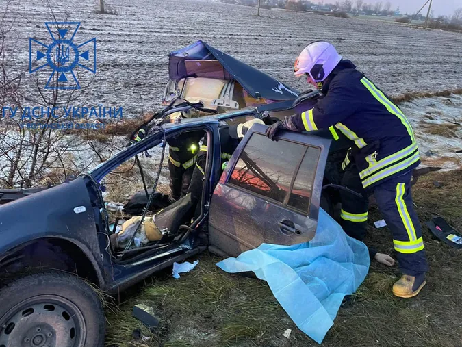 Смертельна ДТП на Волині: легковик протаранив автобус (фото)