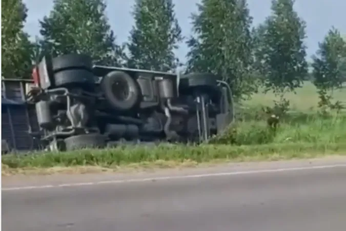 На Волині вантажівка з'їхала у кювет і перевернулась